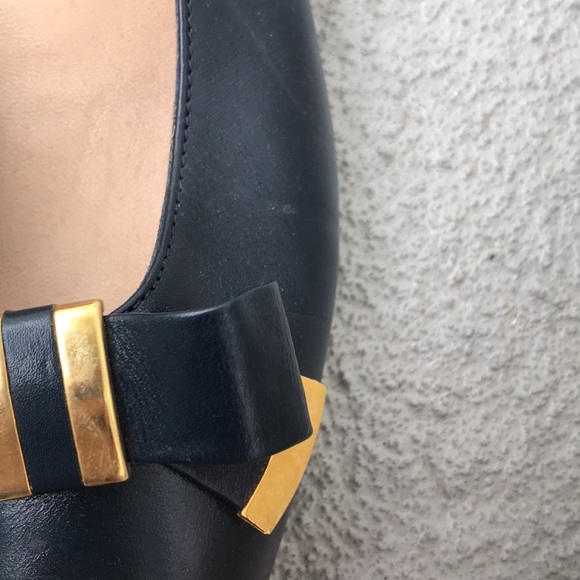Vintage Preppy Classy Navy and Gold 80s Kitten Heels with Delicate Bow Accent - Picture 4 of 6